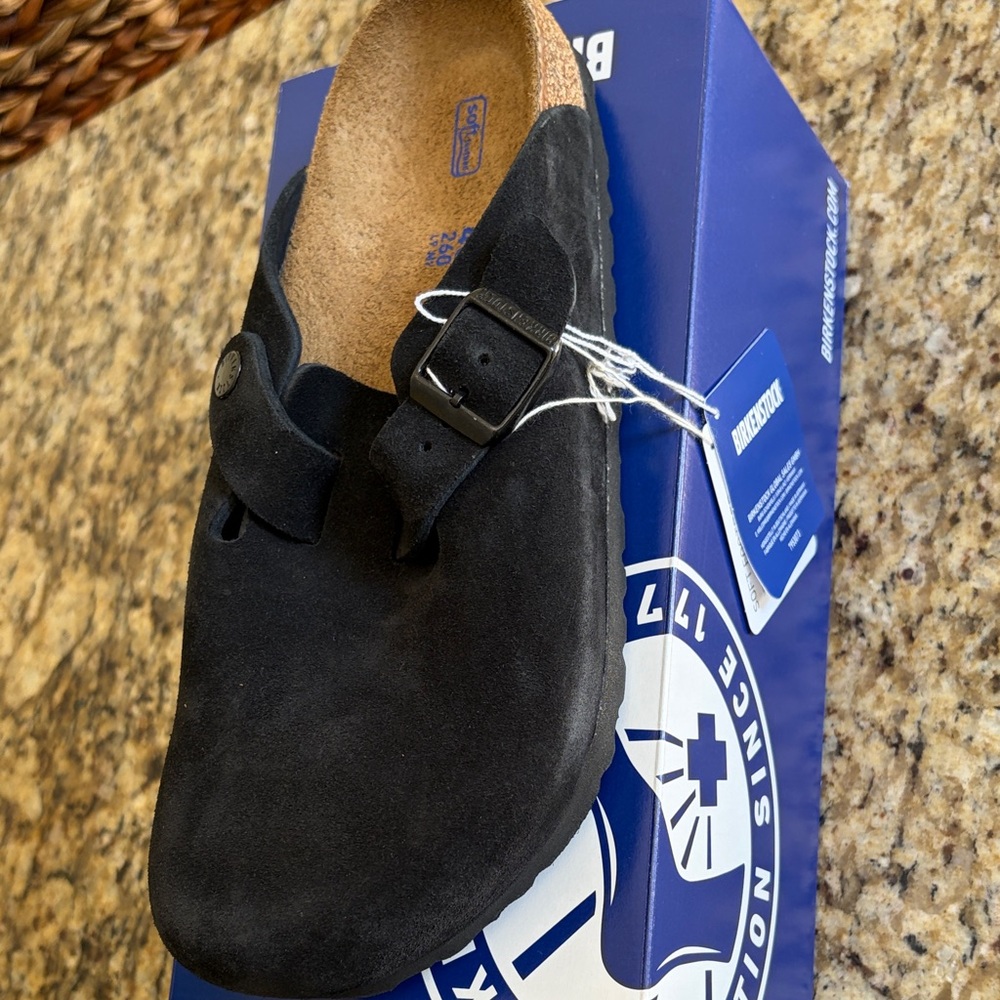 Birkenstock Black Suede Boston Clog Slip-On
Unisex - women’s 9 / men’s 7 - Picture 6 of 6